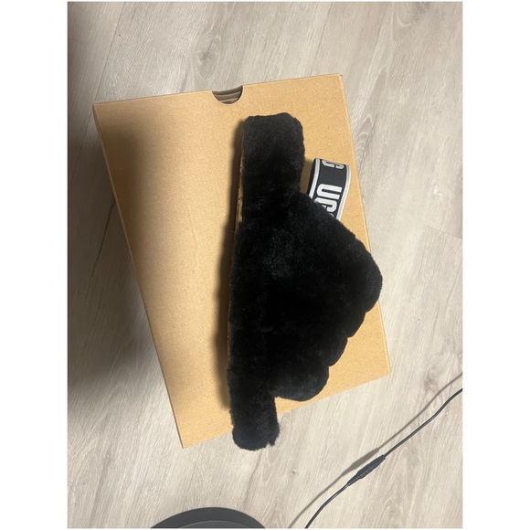 UGG fluff yeah! Slides - Picture 1 of 5
